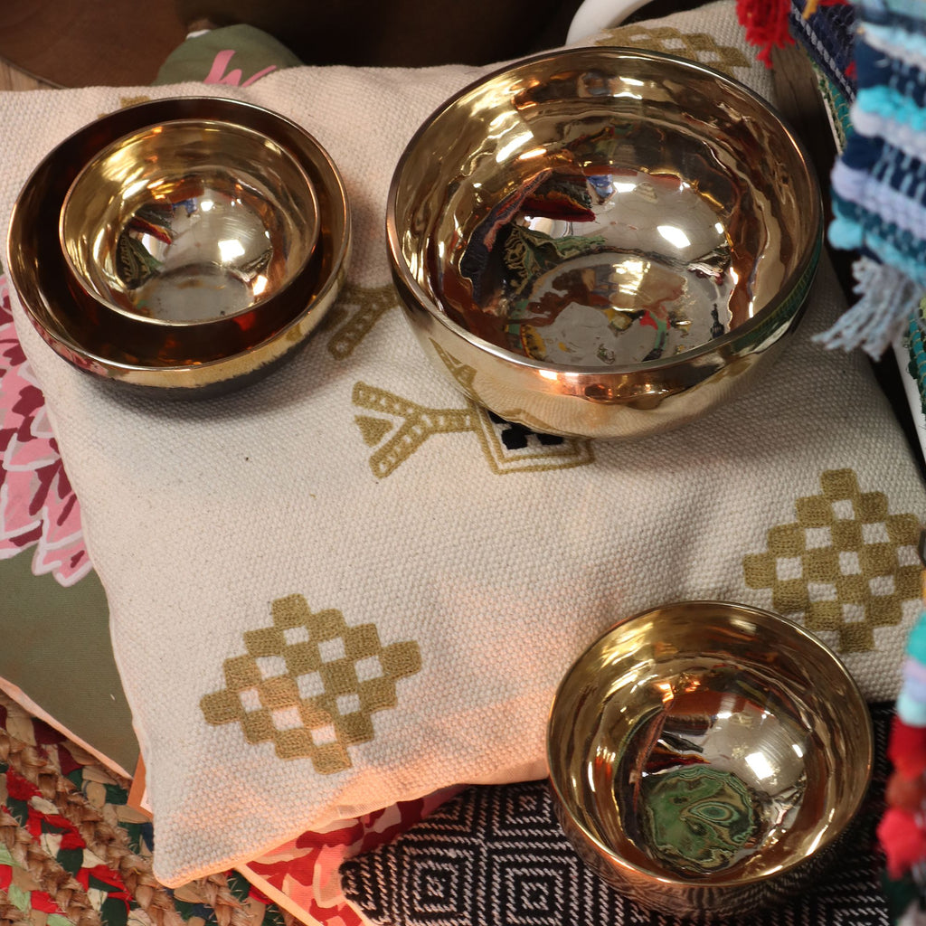 Large Shining Bell-Metal Handmade Singing Bowl (approx 850g) - 17cm product image 4